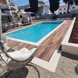 Mestrovic With Heated Swiming Pool- Near Split Apartment Kaštela